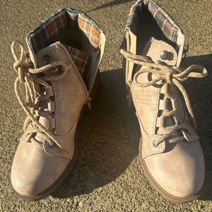 Sugar Beige Ankle Boots with Plaid Lining